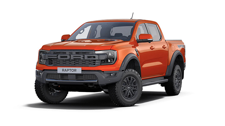 Ein orangefarbener Ford Raptor Pickup-Truck in 3/4-Ansicht, präsentiert auf einem weißen Hintergrund.